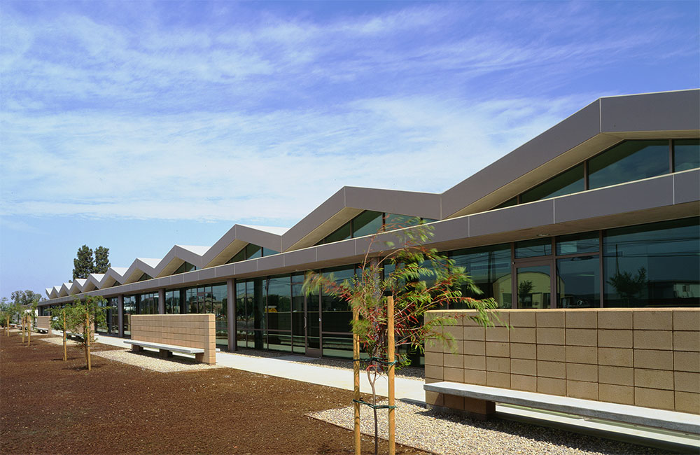 Image 3. Exterior side view of clinic.